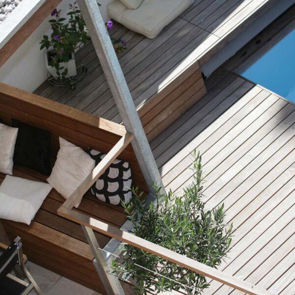 Poolterrasse mit integrierter Sitzbank