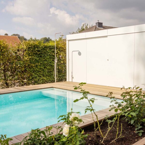 Terrasse mit Gartenschrank am Pool