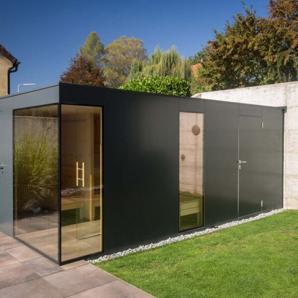 Outdoorsauna mit Gartenblick