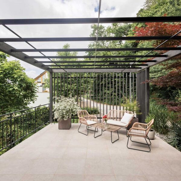 Designpergola mit Lamellen-Wand