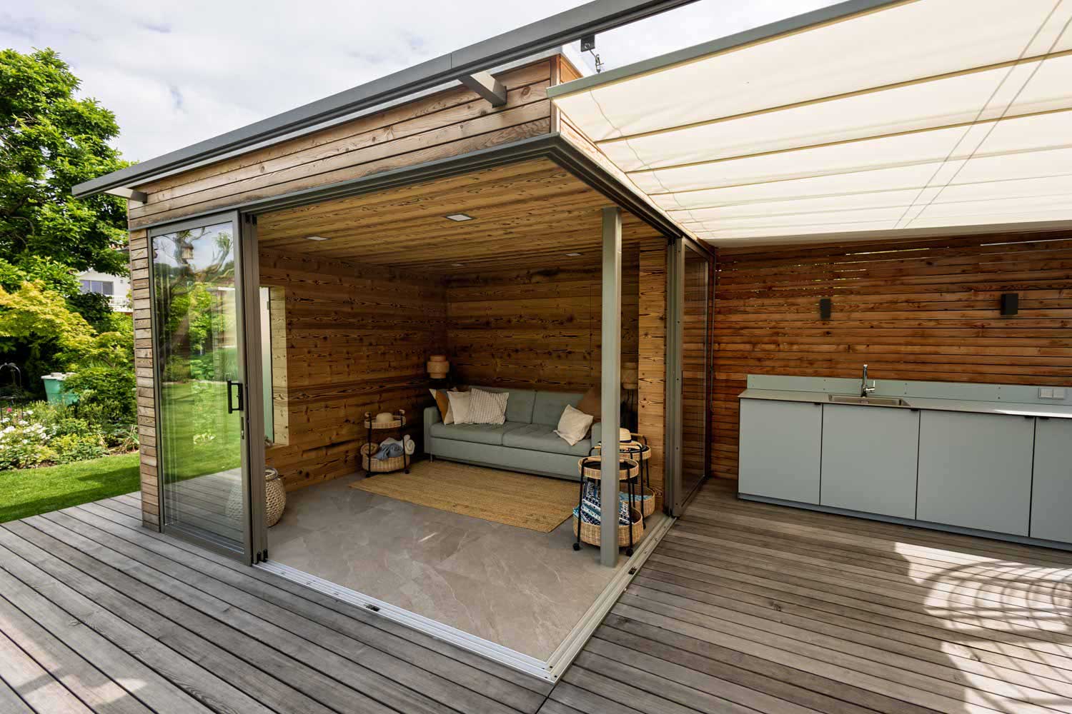 Vielseitige Nutzung im Grünen - Outdoor-Komfort im Poolhaus 
